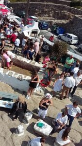 Παραδοσιακό πάτημα σταφυλιών από παιδιά στη γιορτή του τρύγου.