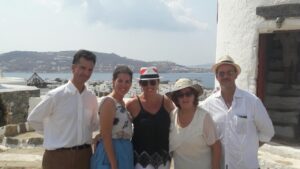 Επισκέπτες συμμετέχουν στη γιορτή του τρύγου στο Μύλο του Μπόνη.