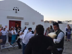 Καλεσμένοι απολαμβάνουν το κέρασμα μετά τη γιορτή στο μουσείο.