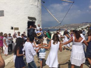 Κέλλυ Δοβέλου και ο γιος της παρουσιάζουν κουκλοθέατρο στη γιορτή.